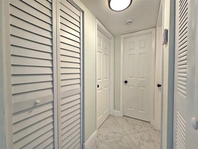 Building Photo - 2232 N Cypress Bend Dr