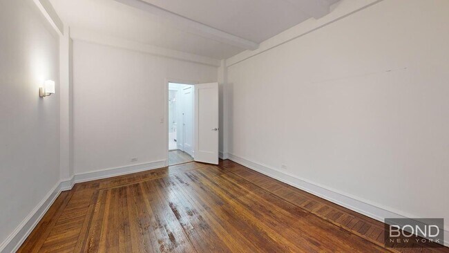 Building Photo - 140 W 55th St
