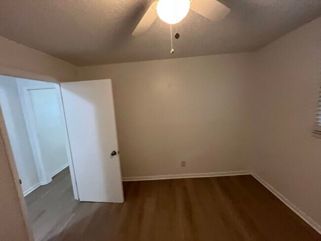 Building Photo - West Nashville 3BR Duplex