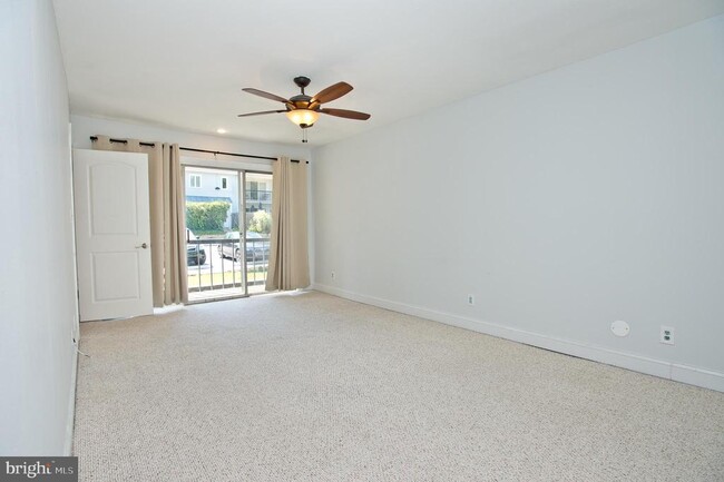Building Photo - 126 E Chelsea Cir