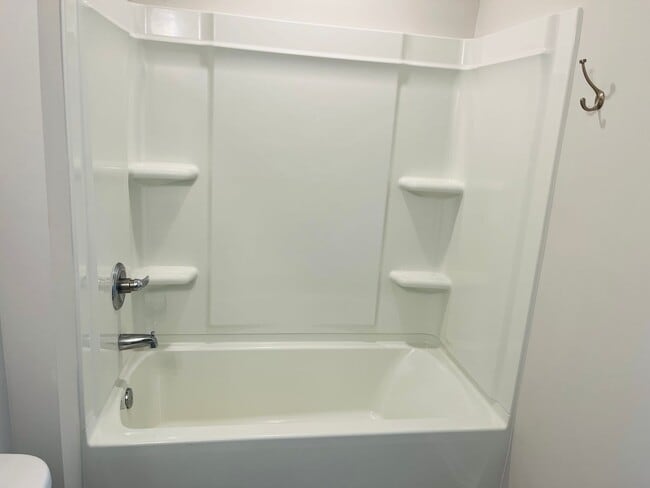 Building Photo - Stunning 3 bedroom, 3.5 bathroom townhome ...