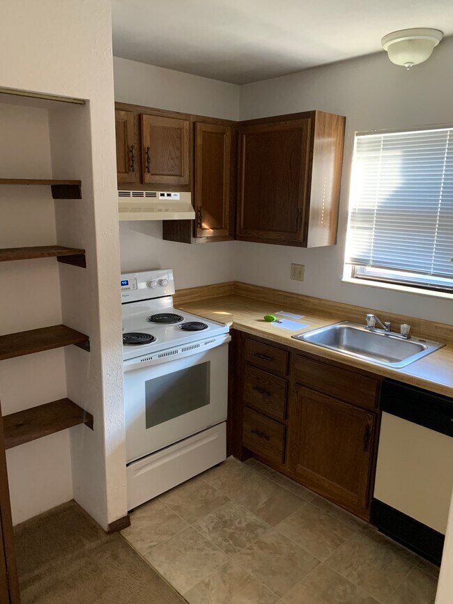 Electric Stove - 402 N Hesperia St