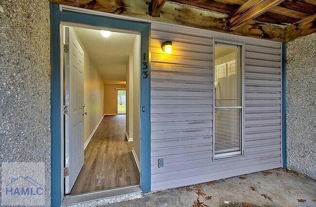 Building Photo - 910 Brett Dr
