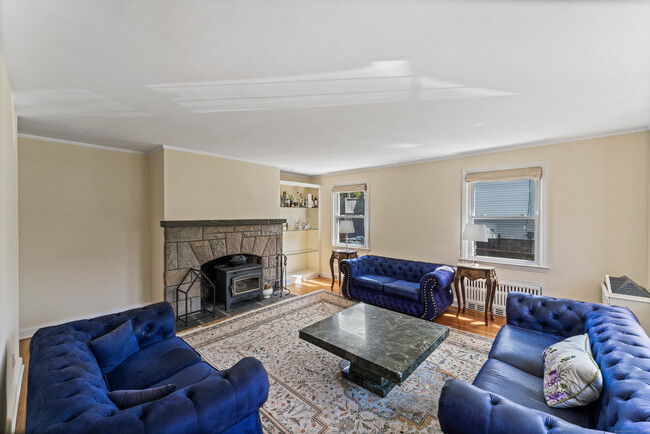 Building Photo - 112 4th St