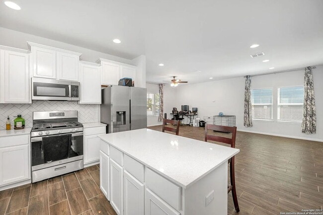 Building Photo - "Charming 3-Bed Oasis in San Marcos with 2 Full Baths – 1424 Sq Ft of Comfort!"