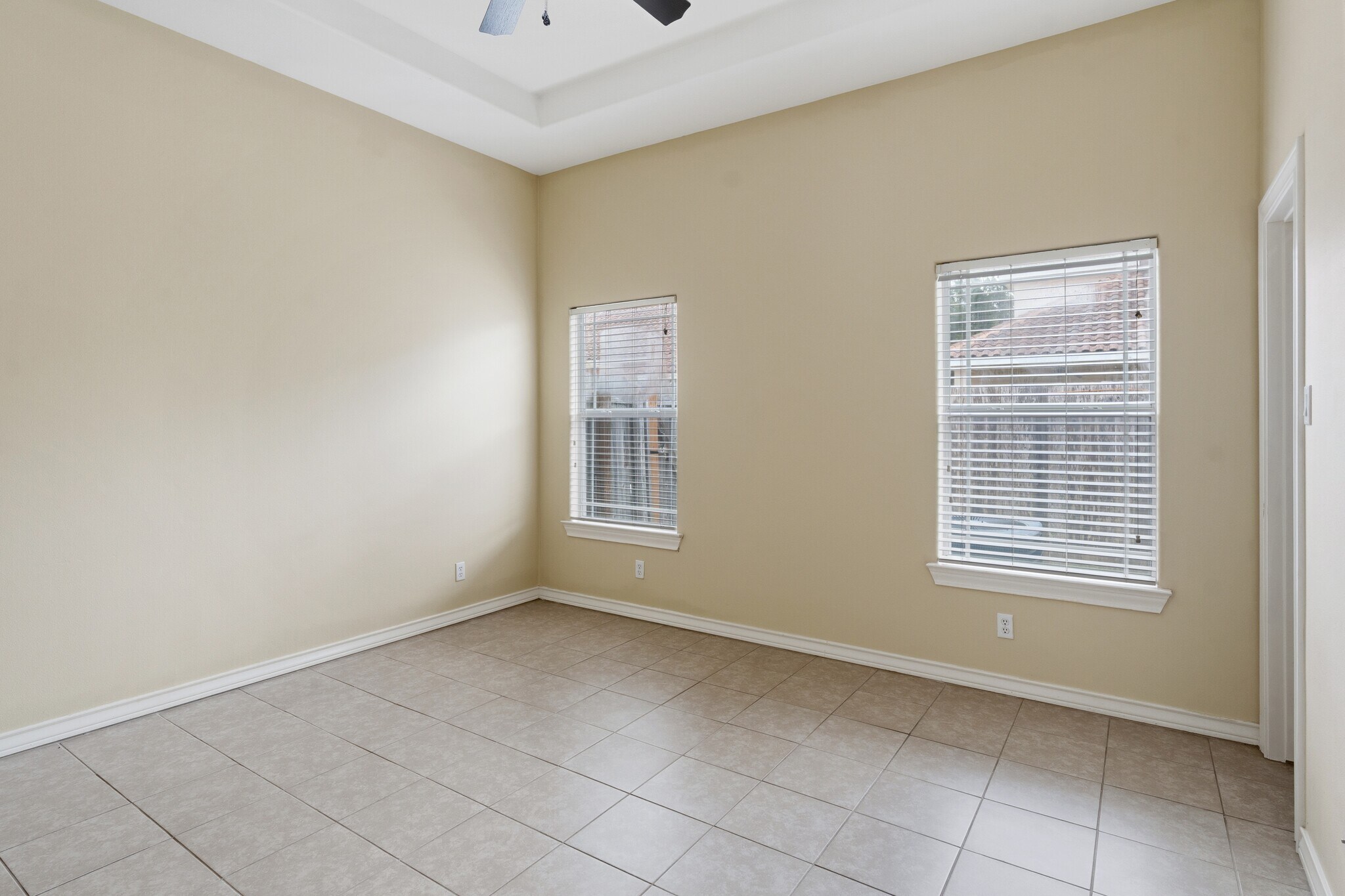 Building Photo - 722 Wellington Ave