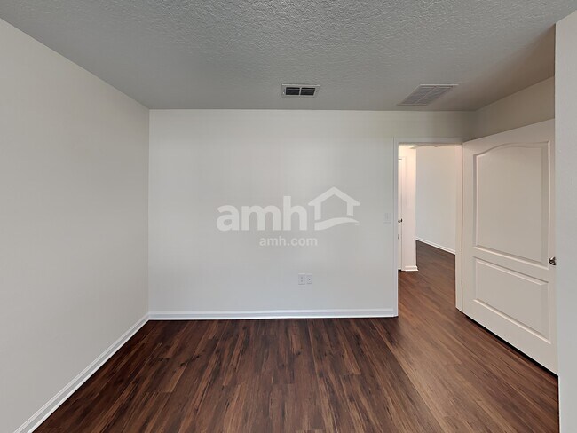 Building Photo - 95475 Creekville Dr