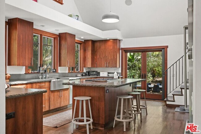 Building Photo - 21344 Colina Dr