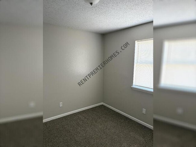 Building Photo - 10801 Excalibur Dr