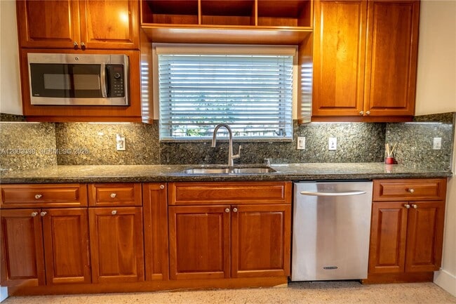 Building Photo - 475 S Shore Dr