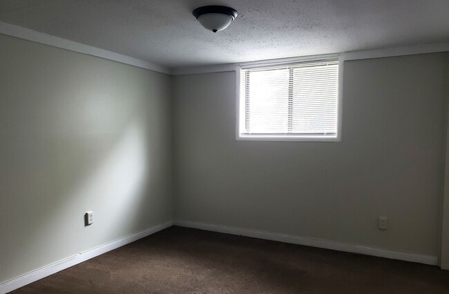Building Photo - Large 4 bed / 2 bath house for rent