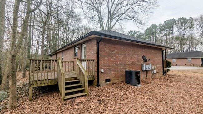 Building Photo - 215 Green Acre Ln