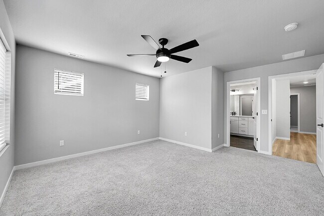 Building Photo - $2,495.00, 3 bed,2.5 bath located in Color...
