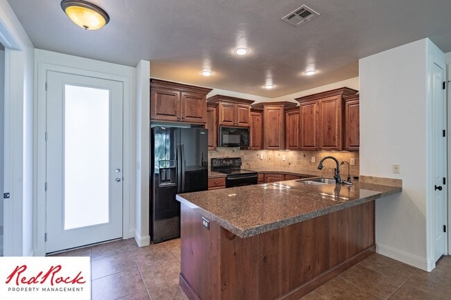 Primary Photo - Remarkable 3 Bedroom Condo Next to Sunbroo...