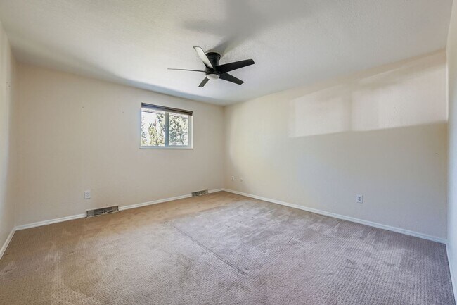 Building Photo - LOCATION! 4-bed 3-bath home located in the...