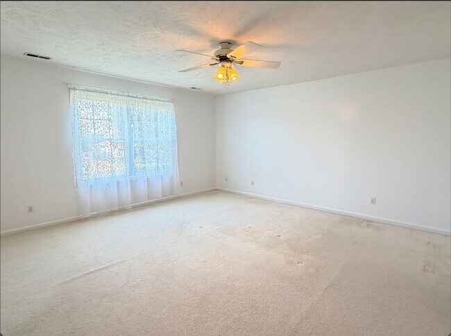 Building Photo - 611 Buttercup Dr