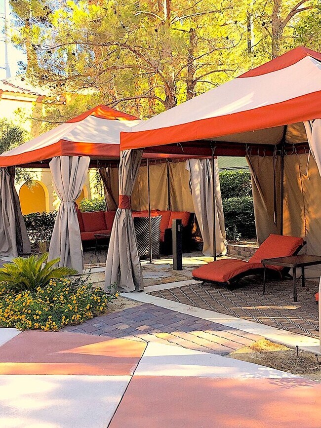 Building Photo - Long or short term available!  Live in luxury in this fully furnished 2 bedroom condo.