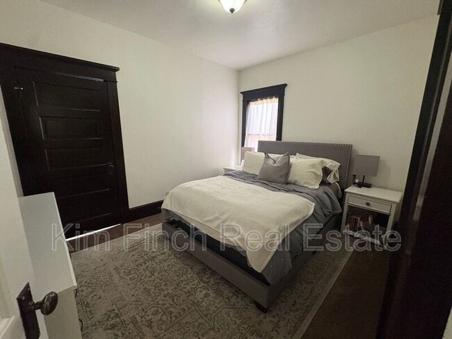 Building Photo - 1149 S Lk St