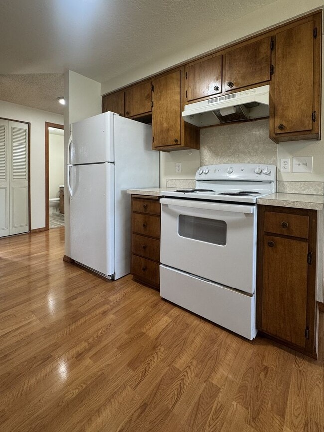 Building Photo - (KIE 1) 2-Bed, 1-Bath Duplex