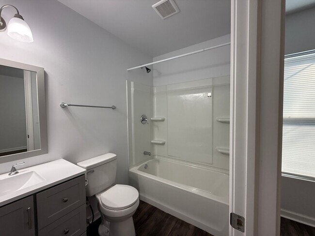 Building Photo - Gorgeous 3 bedroom 2 bathroom home