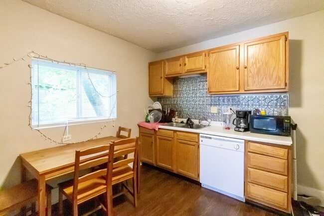 Building Photo - PRELEASING for AUGUST! Close to Campus