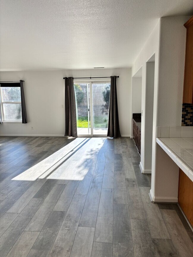 Building Photo - BEAUTIFUL, SPACIOUS,  4 BEDROOM, 2 BATHROO...