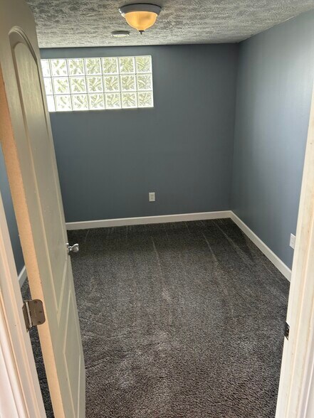 Carpeted bonus room - 730 N Ridge Rd E