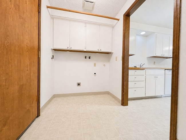 Building Photo - 21318 SE Alder Ct
