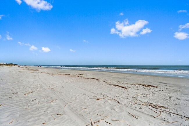 Building Photo - Fiddler's Cove Condo with Pool View- Walk to the Beach!