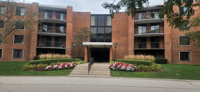 Building Photo - 1605 E Central Rd