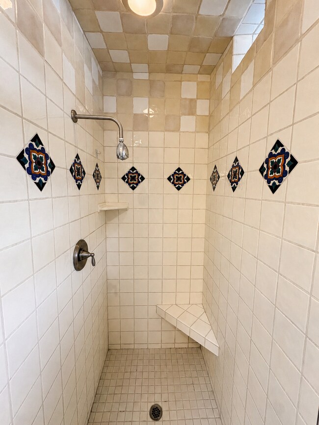 Building Photo - 352 Glen Ellen Dr