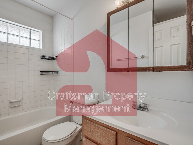 Building Photo - 2707 Silvertree Dr