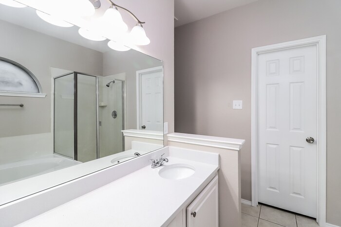 Building Photo - 716 Twin Creek Dr