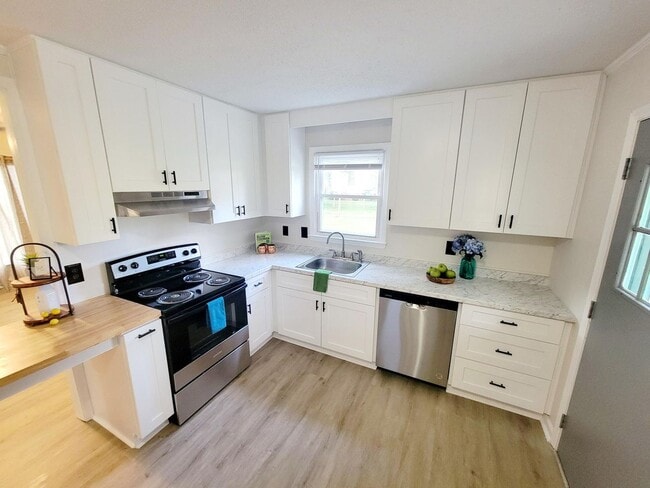 Building Photo - Great 3 bed 1.5 bath in Graham! View this home TODAY!