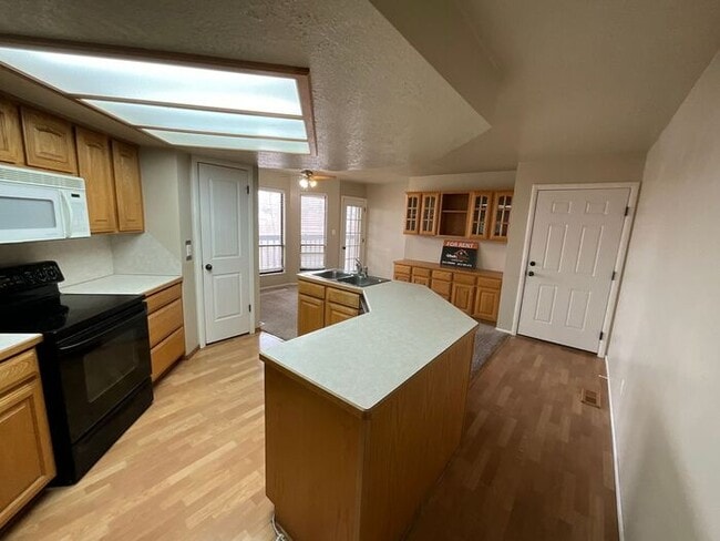 Building Photo - 5 bedroom 3 bath Home 2 car garage- Small dog friendly
