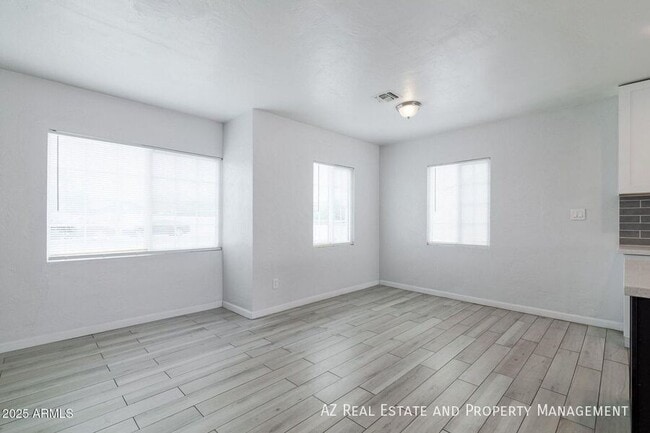 Building Photo - 1628 E Granada Rd