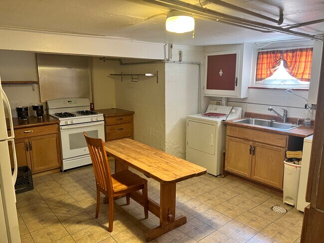 Kitchenette/Laundry - 2275 Gray St
