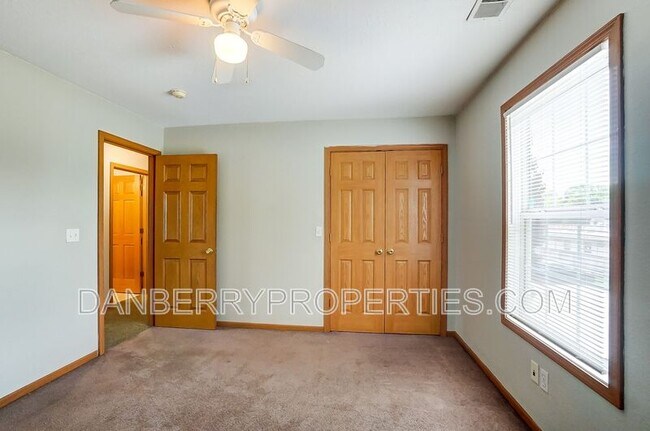 Building Photo - 1101 N Byrne Rd