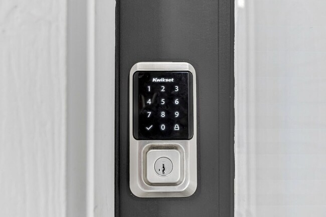 Building Photo - 3020 Live Oak St