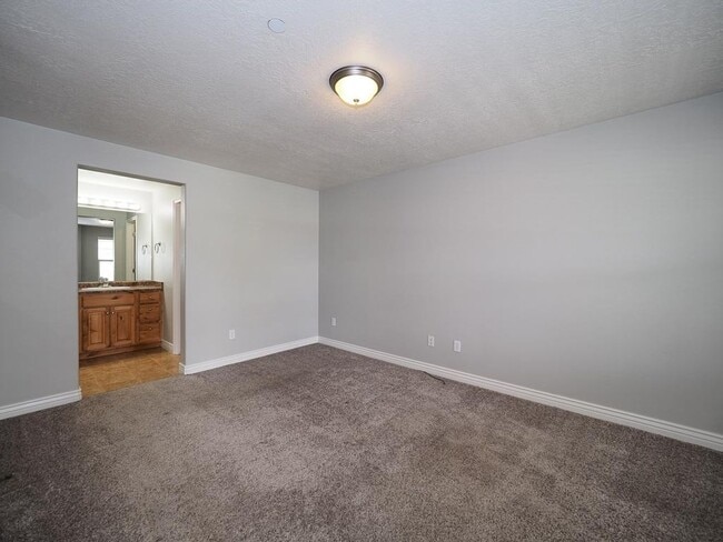 Building Photo - Beautiful Daybreak Condo