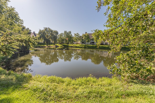 Building Photo - 2646 S Knightsbridge Cir