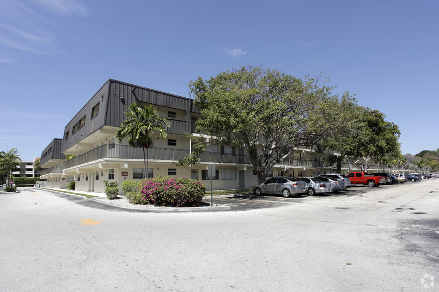 Primary Photo - La Estancia Apartments