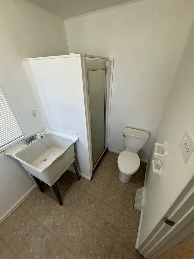 Building Photo - Spacious 4-Bed 2-Bath House!!