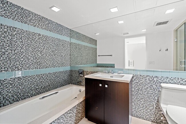 Building Photo - 1015 33rd St NW