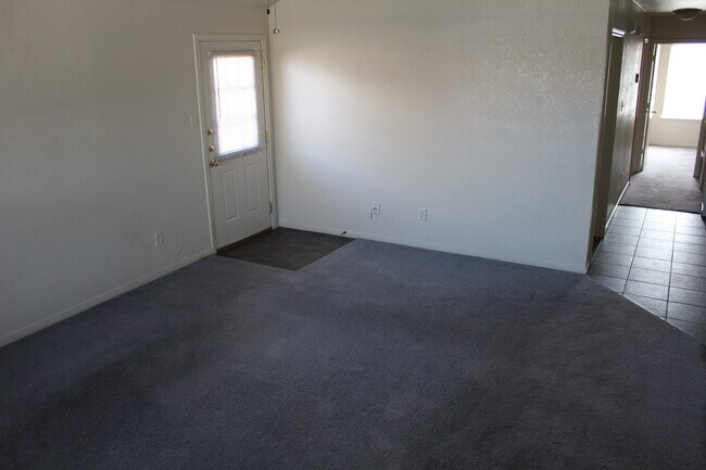 Building Photo - 406 Primrose Dr