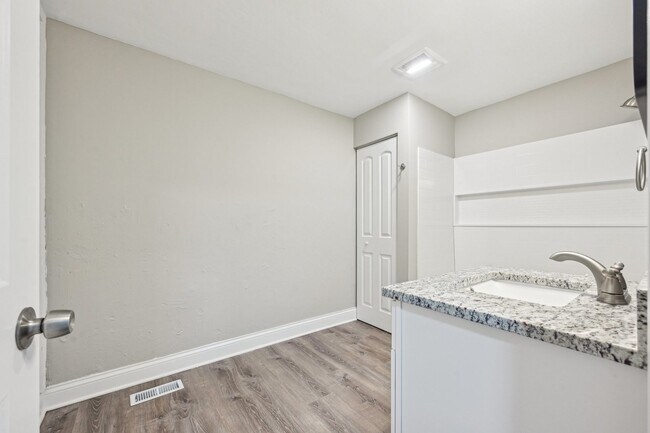 Building Photo - 1406 Busse Rd