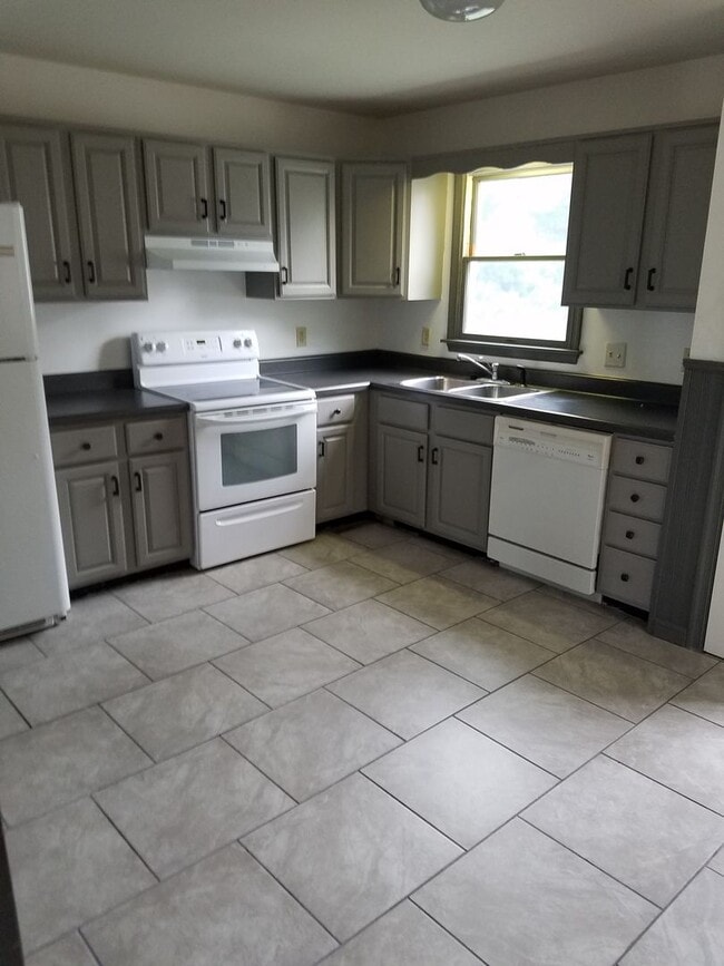 Building Photo - State College 3 bedroom duplex available August!