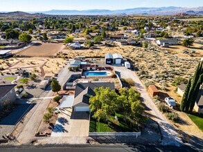 Building Photo - Horse Property! Private Pool! Land!