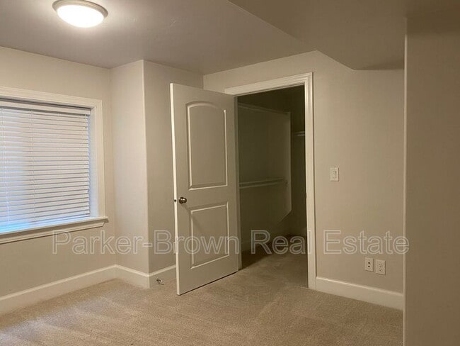 Building Photo - 5561 W Pkwy W