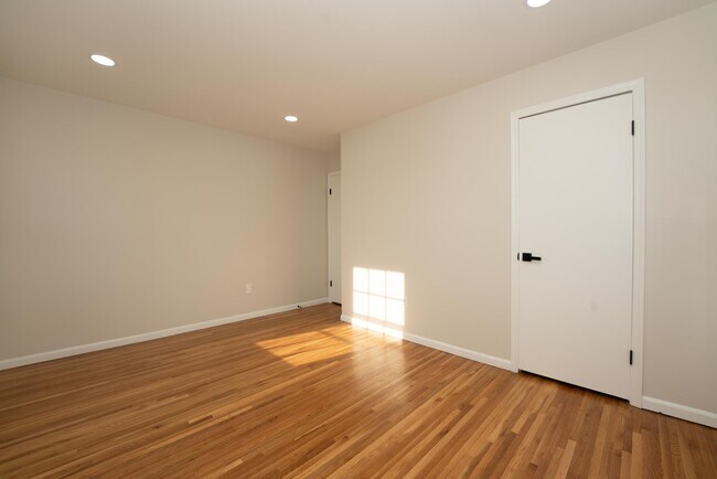 Building Photo - 32 Roseland Ave